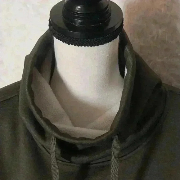 The North Face Green Long Sleeve Hoodie - Picture 7 of 8